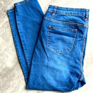 Woman mid rise jeans. Size 14w